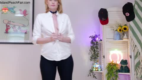 Snapshot of island_peach chatting on May 3, 2:12 pm Lou Peaches online show from May 3, 2:12 pm