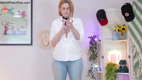 Snapshot of island_peach chatting on May 9, 2:11 pm Lou Peaches online show from May 9, 2:11 pm