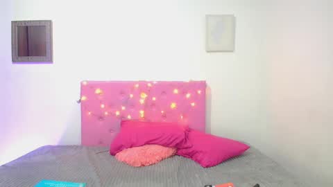 Snapshot of issa_kitty chatting on February 5, 6:26 pm issa_kitty online show from February 5, 6:26 pm