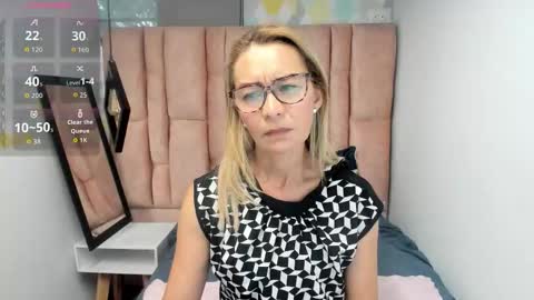ISSA MILF online show from March 16, 1:15 pm
