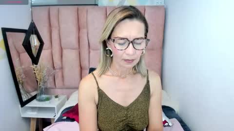 ISSA MILF online show from May 14, 1:40 pm