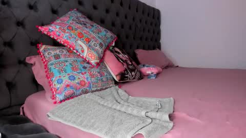 Issy online show from May 25, 6:58 pm