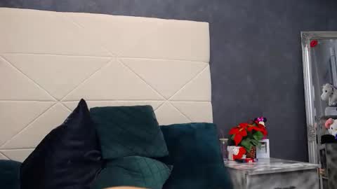 IssaSmyth online show from April 8, 7:19 am