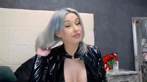 IssaSmyth online show from April 10, 7:46 am