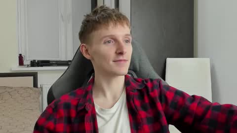 Snapshot of ithan_red chatting on September 24, 6:33 pm Ethan online show from September 24, 6:33 pm