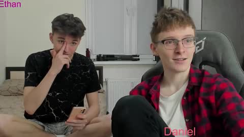 Snapshot of ithan_red chatting on October 3, 5:21 pm Ethan online show from October 3, 5:21 pm