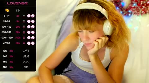 Snapshot of its_lily chatting on January 7, 1:17 am Lily online show from January 7, 1:17 am