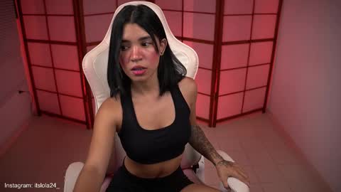 Snapshot of its_lola chatting on February 20, 3:25 am online show from February 20, 3:25 am