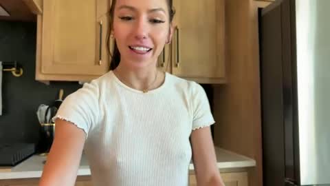 Snapshot of itscaylawatsun chatting on February 25, 11:00 pm itscaylawatsun online show from February 25, 11:00 pm