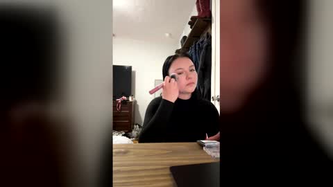 itsemmyy online show from April 11, 4:55 pm