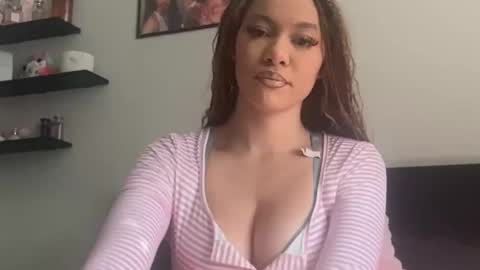 itsraevynfoxe online show from May 27, 11:13 pm