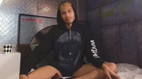 itszairen online show from February 12, 4:29 am