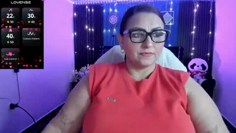Snapshot of ivonnee17_ chatting on May 2, 3:33 am Ivonne online show from May 2, 3:33 am