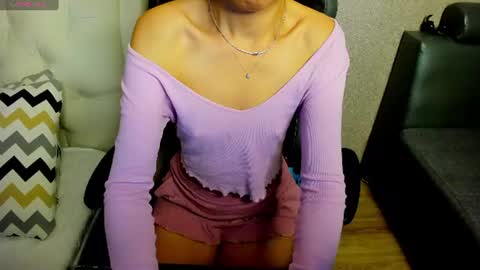 Snapshot of ivy__ross chatting on June 23, 1:47 am Ivy online show from June 23, 1:47 am