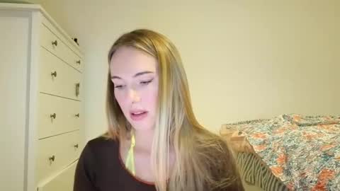 Snapshot of ivyyy1995 chatting on October 28, 5:04 pm ivyyy1995 online show from October 28, 5:04 pm