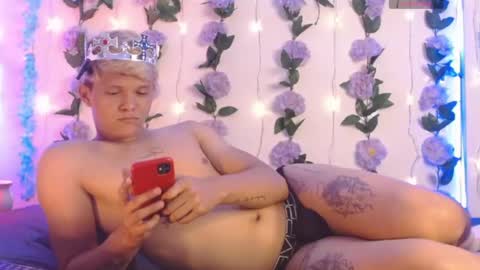 izan online show from February 23, 8:17 pm