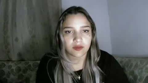 Snapshot of izzy_32 chatting on March 9, 7:12 am izzy_32 online show from March 9, 7:12 am