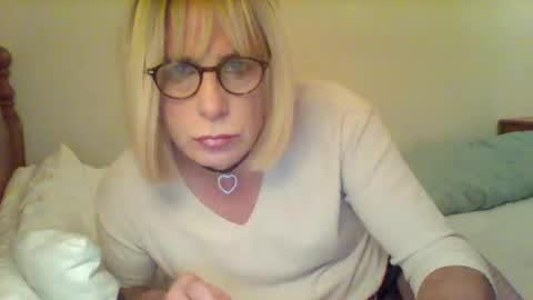 Snapshot of izzy_mchoney chatting on September 10, 12:43 am izzy_mchoney online show from September 10, 12:43 am