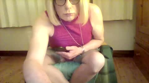 izzy_mchoney online show from May 16, 12:29 am
