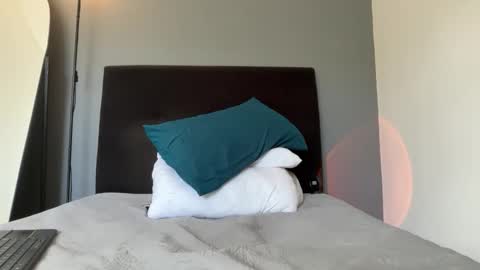 INDEPENDENT MODEL online show from March 14, 5:51 pm