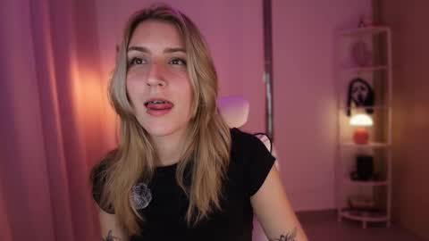 Linda Sofia help me get to 100 thumbs up online show from December 3, 4:31 am