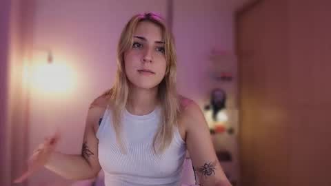 Snapshot of jacky_croft chatting on July 2, 3:23 am Linda Sofia help me get to 100 thumbs up online show from July 2, 3:23 am