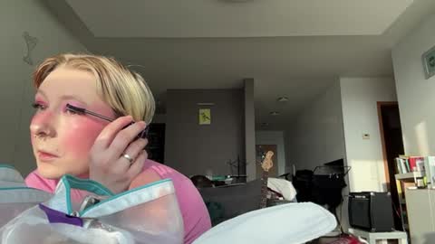 Mia online show from April 10, 5:23 am