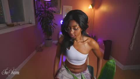 Snapshot of jada_valentine chatting on March 23, 12:03 am Jada online show from March 23, 12:03 am