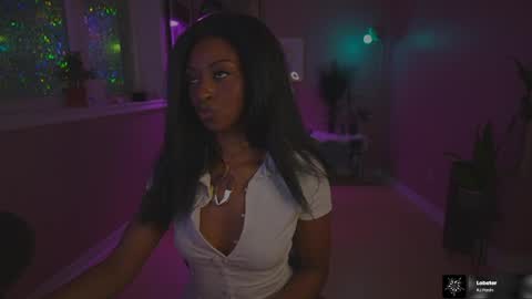 Snapshot of jada_valentine chatting on April 11, 6:18 am Jada online show from April 11, 6:18 am