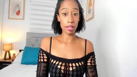 Snapshot of jade_obi chatting on December 9, 2:39 pm Jade smile online show from December 9, 2:39 pm