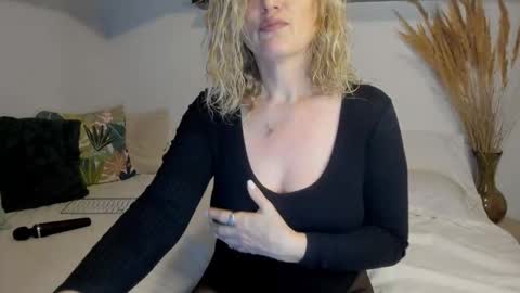 Snapshot of jadore_able82 chatting on March 24, 2:38 am elena online show from March 24, 2:38 am