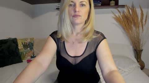 Snapshot of jadore_able82 chatting on March 25, 2:39 am elena online show from March 25, 2:39 am