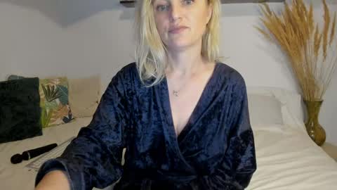 Snapshot of jadore_able82 chatting on April 17, 2:36 am elena online show from April 17, 2:36 am