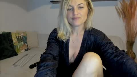 Snapshot of jadore_able82 chatting on May 15, 1:34 am elena online show from May 15, 1:34 am