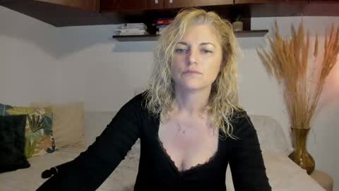 Snapshot of jadore_able82 chatting on May 19, 1:44 am elena online show from May 19, 1:44 am