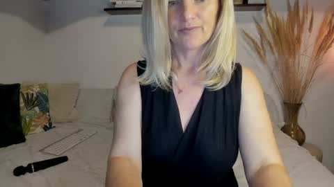 Snapshot of jadore_able82 chatting on May 26, 2:29 am elena online show from May 26, 2:29 am