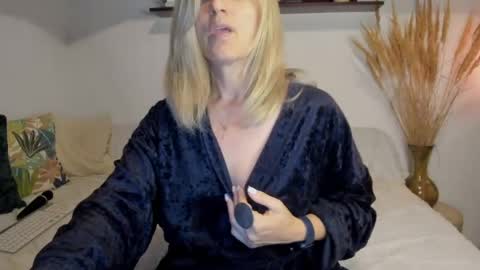 Snapshot of jadore_able82 chatting on June 4, 2:34 pm elena online show from June 4, 2:34 pm