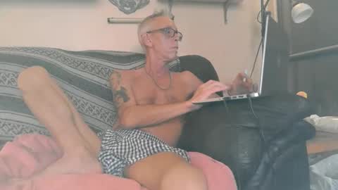 Snapshot of jah987654321 chatting on October 26, 10:25 pm James online show from October 26, 10:25 pm