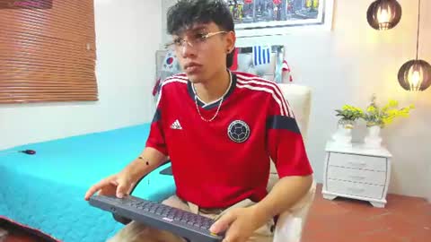 Snapshot of jake_falcon chatting on June 27, 11:37 am jake_falcon online show from June 27, 11:37 am