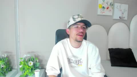 Snapshot of jake_miller__ chatting on April 30, 7:53 pm Jake online show from April 30, 7:53 pm