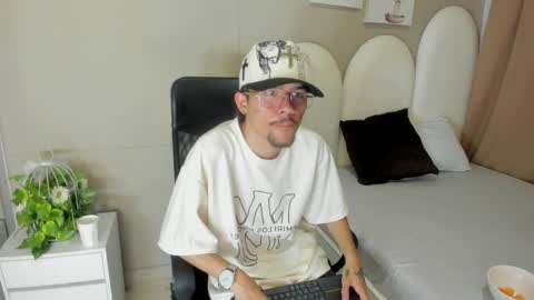 Snapshot of jake_miller__ chatting on May 8, 8:25 pm Jake online show from May 8, 8:25 pm