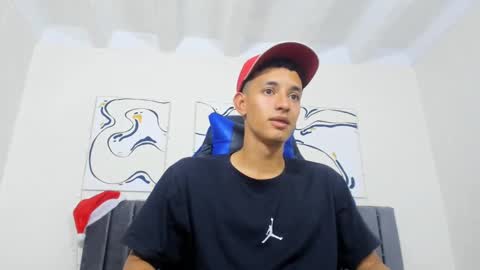 Hi guys im new 3 online show from December 18, 7:52 pm