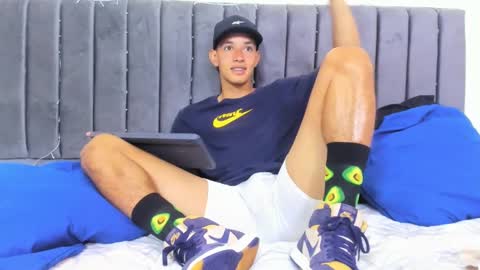 Hi guys im new 3 online show from February 25, 5:15 pm