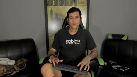 Snapshot of jamesinked_ chatting on March 4, 5:32 am Jamesinked online show from March 4, 5:32 am