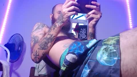 Snapshot of jammes_owen chatting on November 10, 6:18 pm Jammes. online show from November 10, 6:18 pm