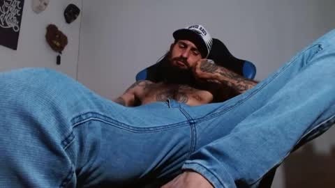Snapshot of jammes_owen chatting on April 20, 6:53 pm Jammes. online show from April 20, 6:53 pm