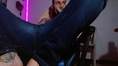 Snapshot of jammes_owen chatting on April 22, 6:53 pm Jammes. online show from April 22, 6:53 pm