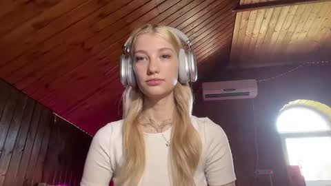 Snapshot of janicesivertsen chatting on June 22, 8:33 am Elsa online show from June 22, 8:33 am