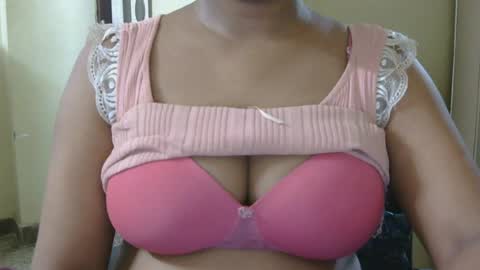 Snapshot of jasmeen_love143 chatting on July 1, 10:17 am jasmeen online show from July 1, 10:17 am