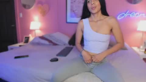 Snapshot of jasmiinn_ chatting on June 24, 8:19 pm Jasmin online show from June 24, 8:19 pm